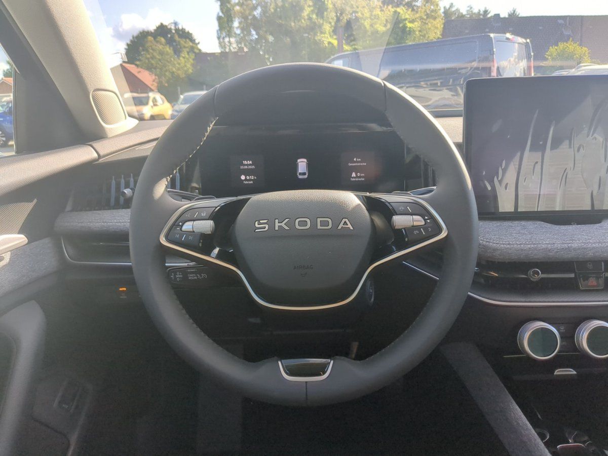 Škoda Innenraum Cockpit mit digitalem Tacho und Lenkrad im Autohaus