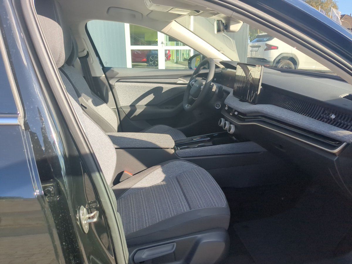 Innenraum Skoda mit Stoffsitzen, Touchscreen-Display und modernem Cockpit vom Beifahrersitz aus