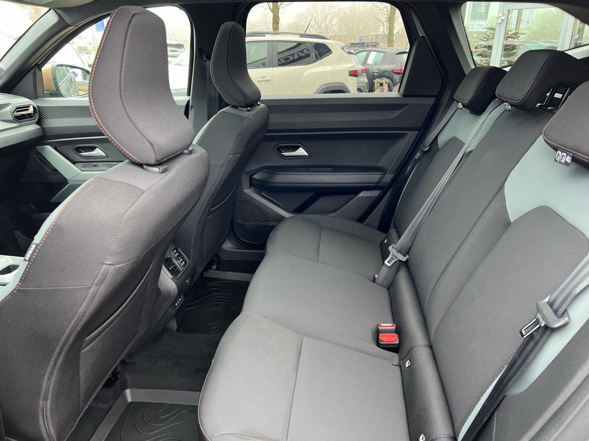 Dacia SUV Innenraum Rücksitzbank in Grau mit Sicherheitsgurten und modernem Design