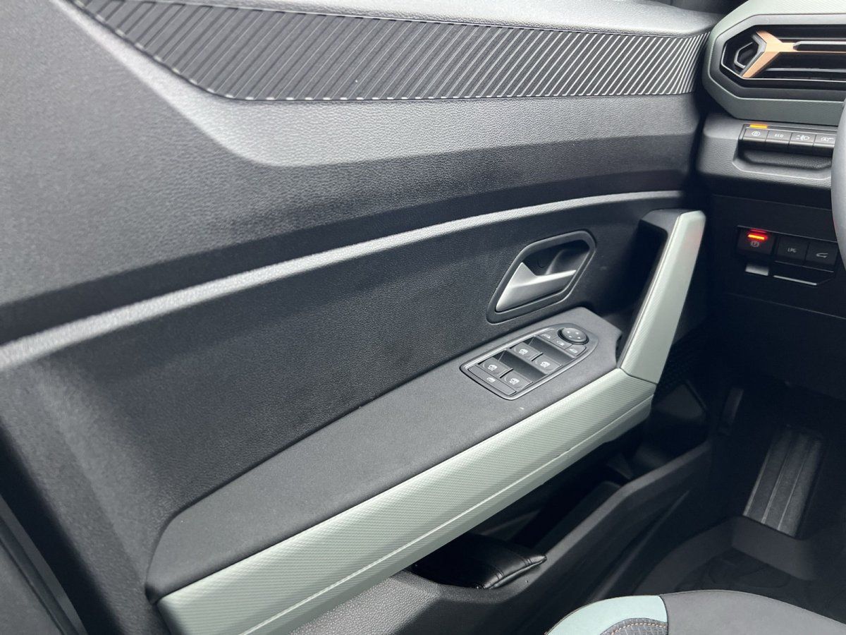 Fahrzeuginnenraum Fahrertür mit Fensterheber und Spiegelverstellung im Autohaus