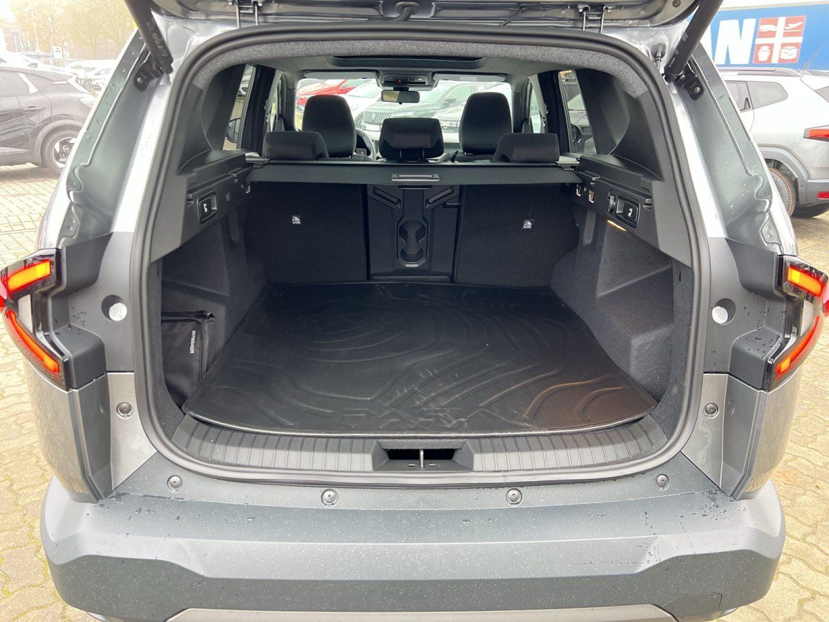 Grauer SUV Kofferraum offen im Autohaus – geräumiger Laderaum mit schwarzer Auskleidung