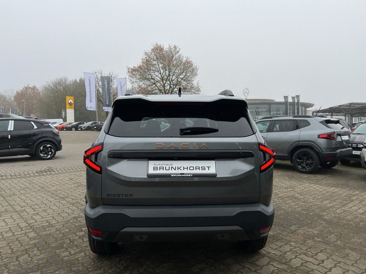 Dacia Bigster SUV Heckansicht in Grau im Autohaus Brunkhorst Showroom
