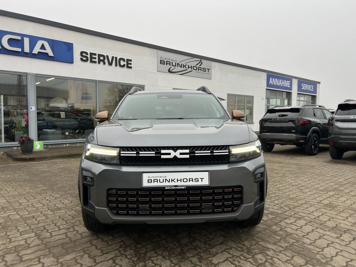 Dacia Duster SUV Frontansicht in Grau im Autohaus Brunkhorst Showroom