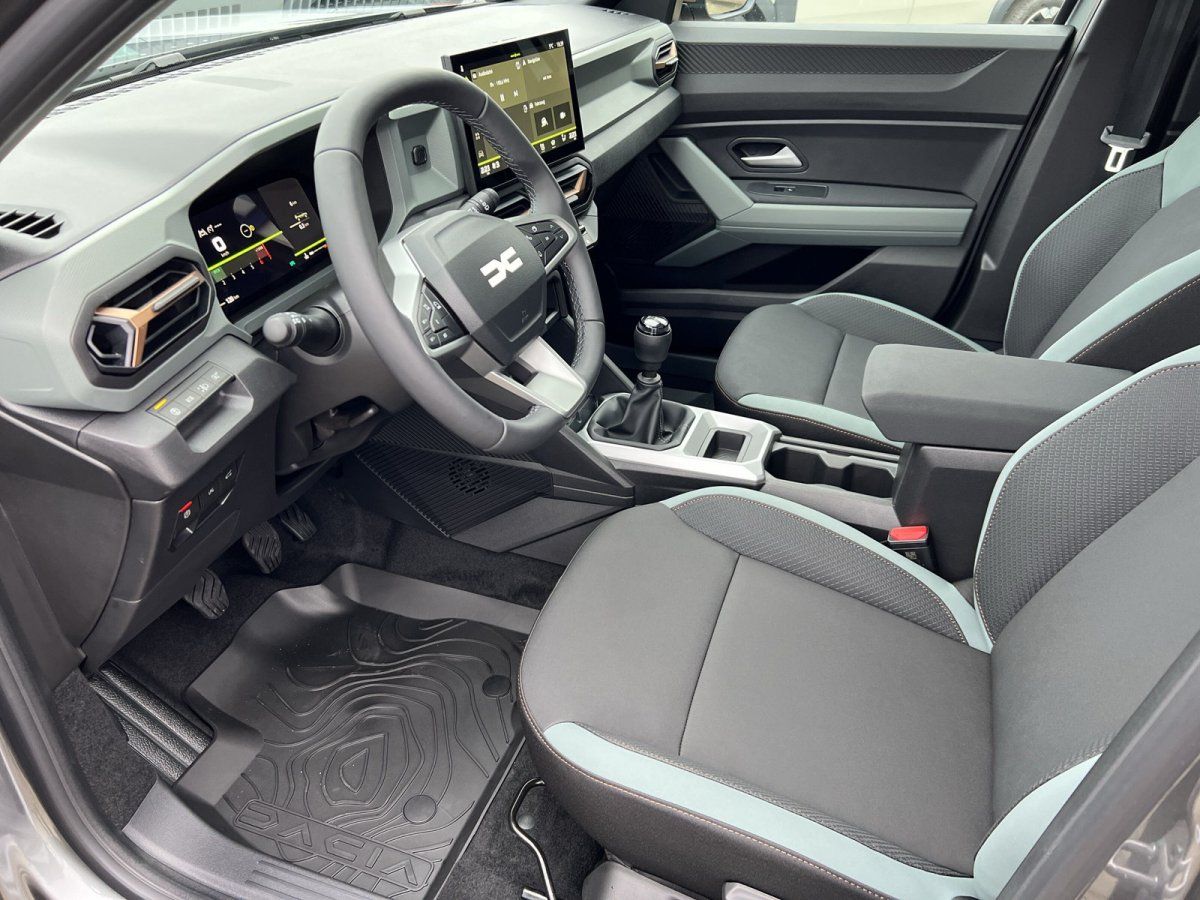 Dacia Innenraum mit Lederlenkrad, Digital-Cockpit und Schaltgetriebe – modernes SUV Interieur