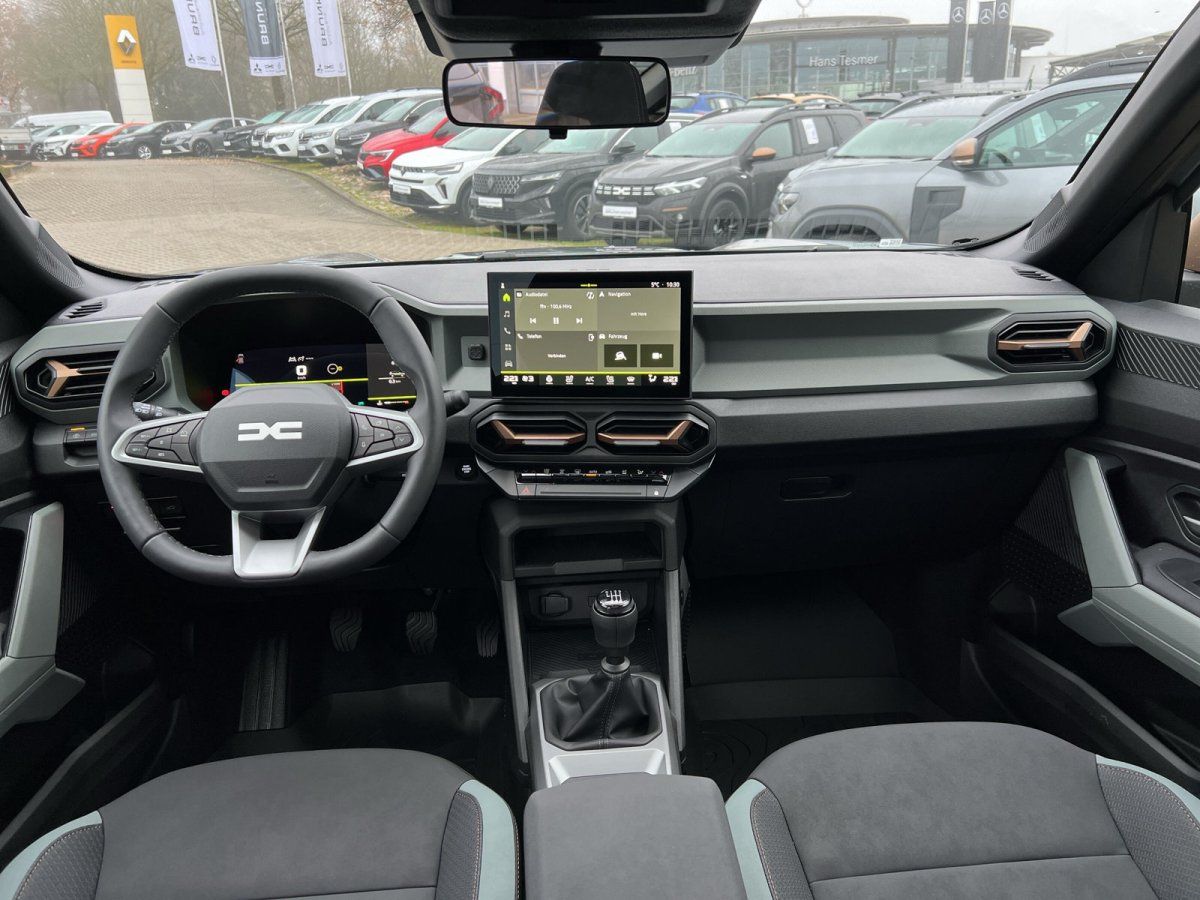 Dacia Innenraum mit Touchscreen, Schaltgetriebe und modernem Cockpit-Design