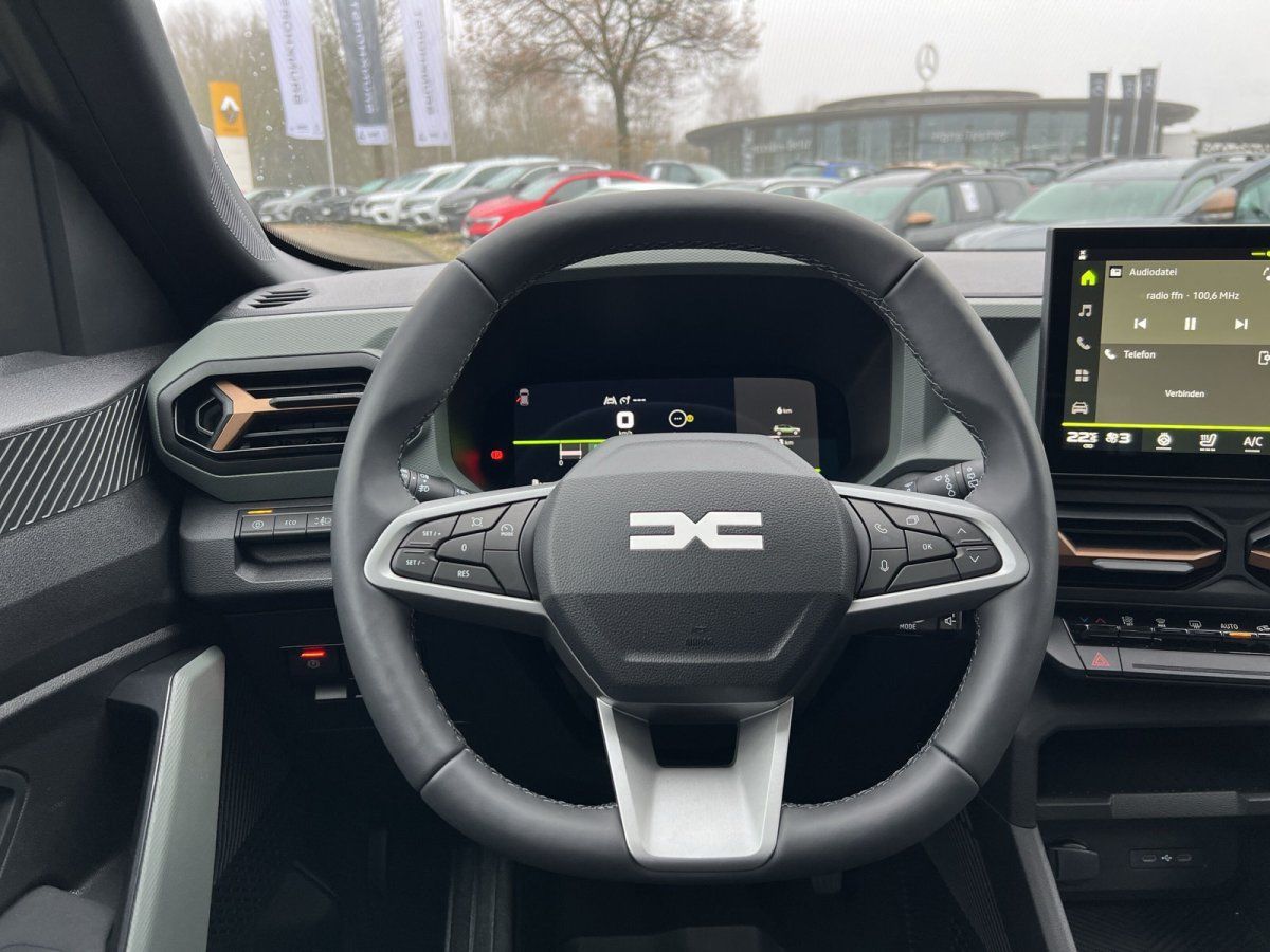 Dacia Innenraum mit Lenkrad, digitalem Cockpit und Touchscreen-Infotainment im Autohaus