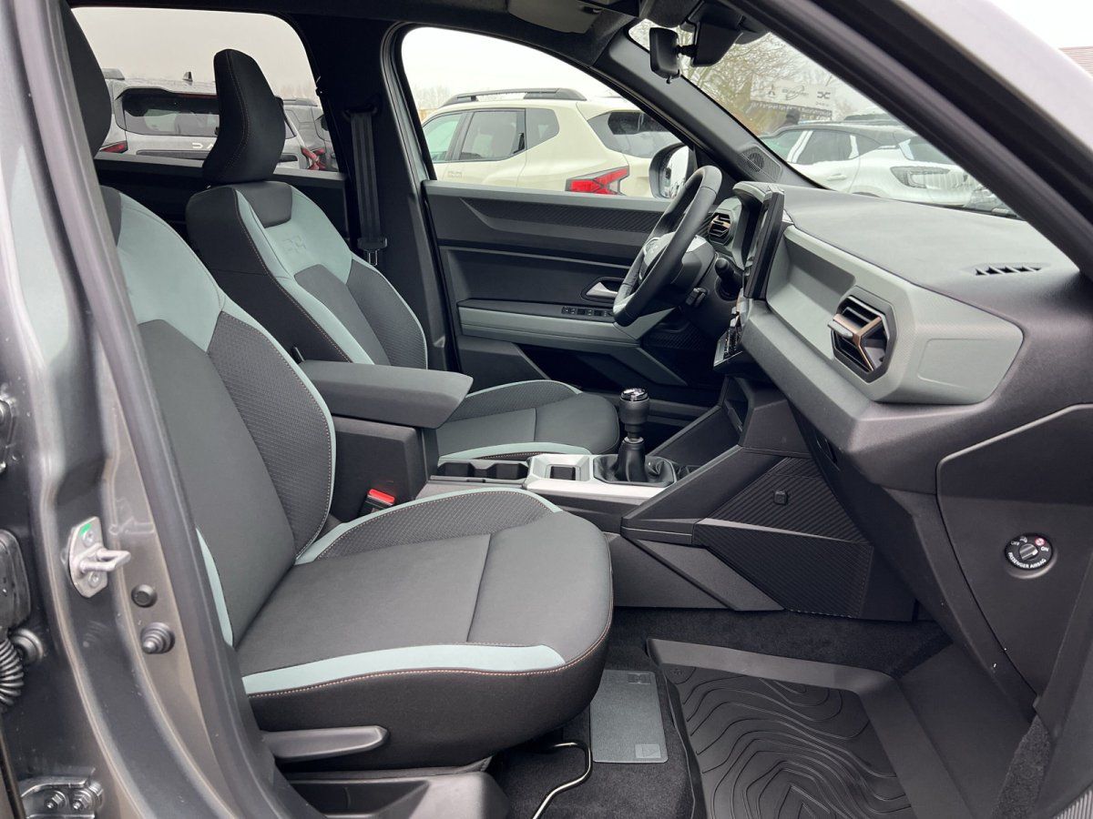 Fahrzeuginnenraum mit sportlichen Sitzen in Schwarz-Mint, Mittelkonsole mit Schaltgetriebe