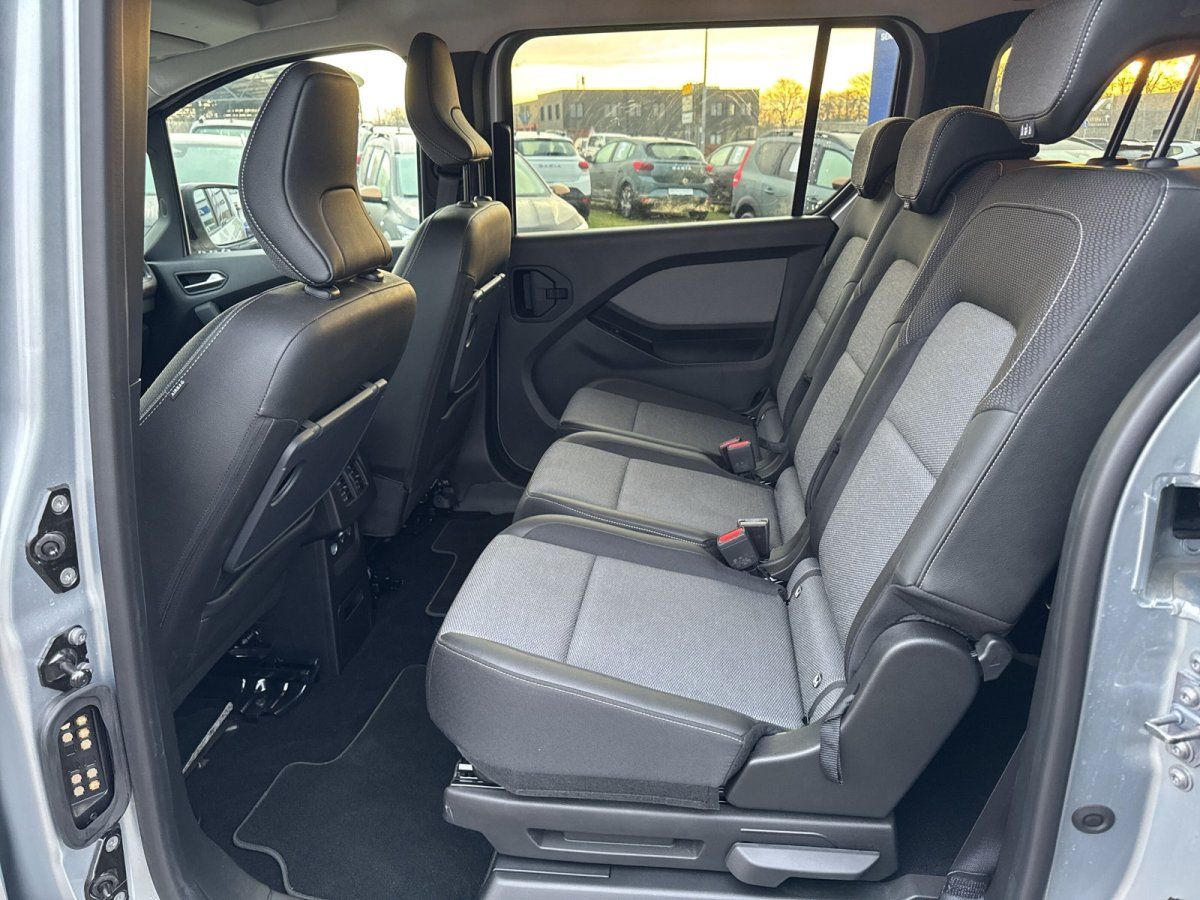 Renault Trafic Innenraum mit schwarzen Ledersitzen und grauer Stoffpolsterung im Autohaus