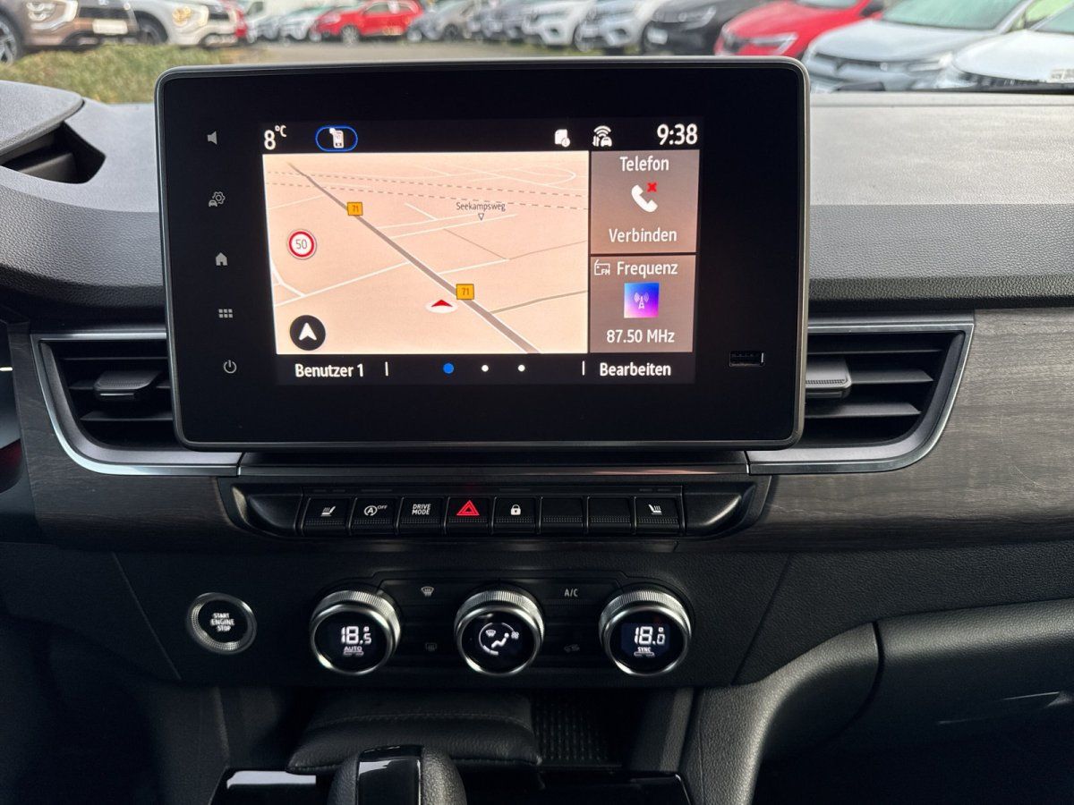 Fahrzeug-Innenraum mit Navigationssystem im Autohaus-Showroom
