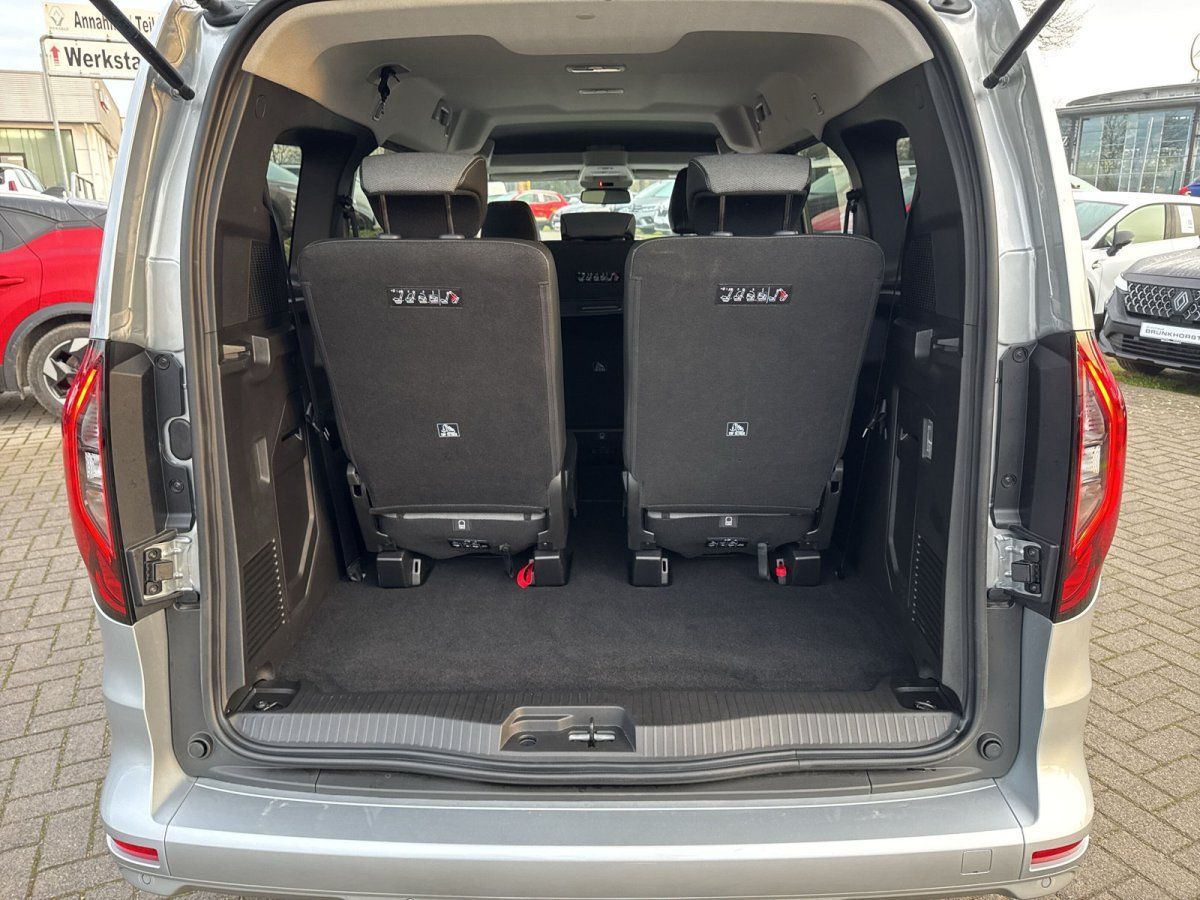 Nissan Townstar Kofferraum geöffnet mit umklappbaren Rücksitzen in silber im Autohaus