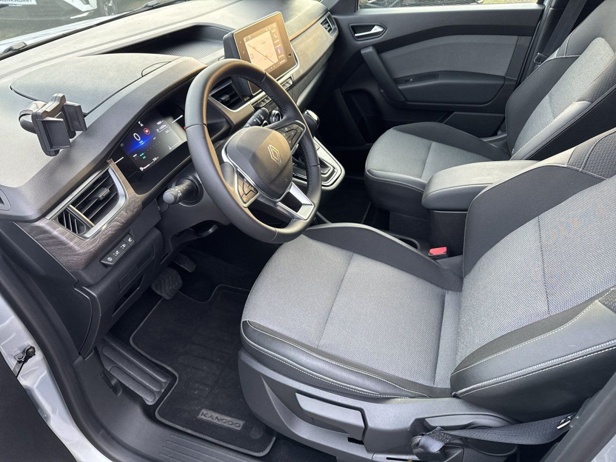 Renault Kangoo Innenraum mit Fahrersitz, Lenkrad und Infotainment-System in grau-schwarzer Ausstattung