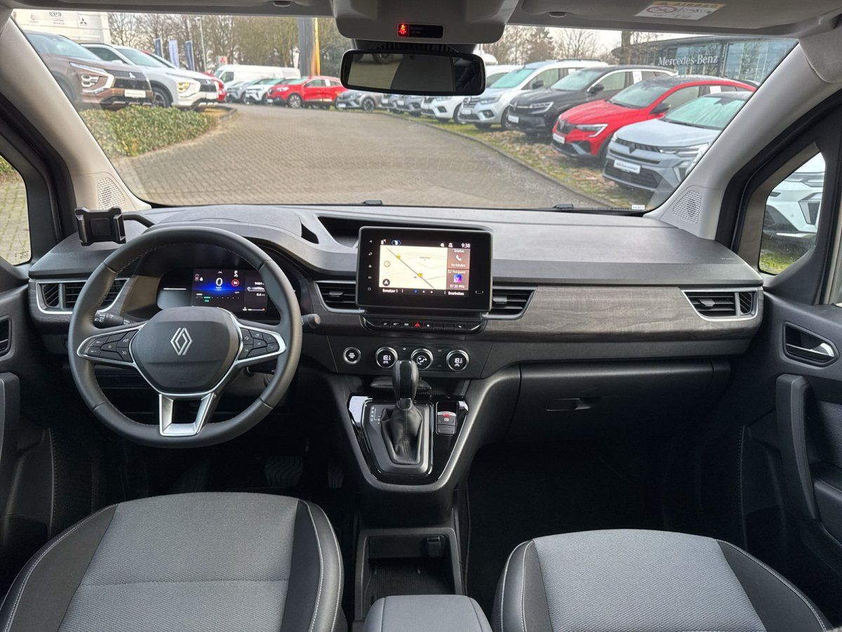 Renault Kangoo Innenraum mit digitalem Cockpit, Touchscreen-Navigation und automatischem Getriebe