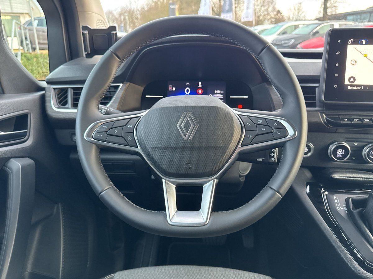 Renault Innenraum mit Navigationssystem und Instrumentencluster im Autohaus