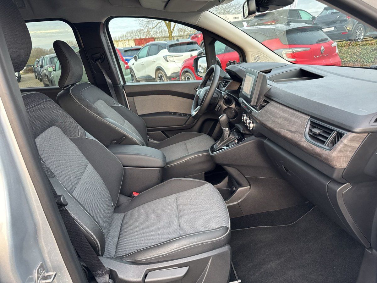 Fahrzeug Innenraum mit grauen Stoffsitzen, Holzdekor-Armaturenbrett und Navigationssystem