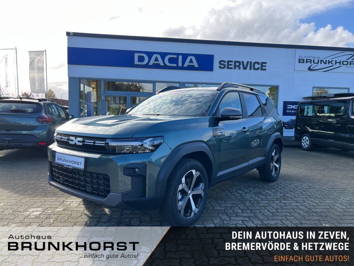 Dacia Duster 3. Generation in Dunkelgrün im Autohaus Showroom – neues Modell 2024