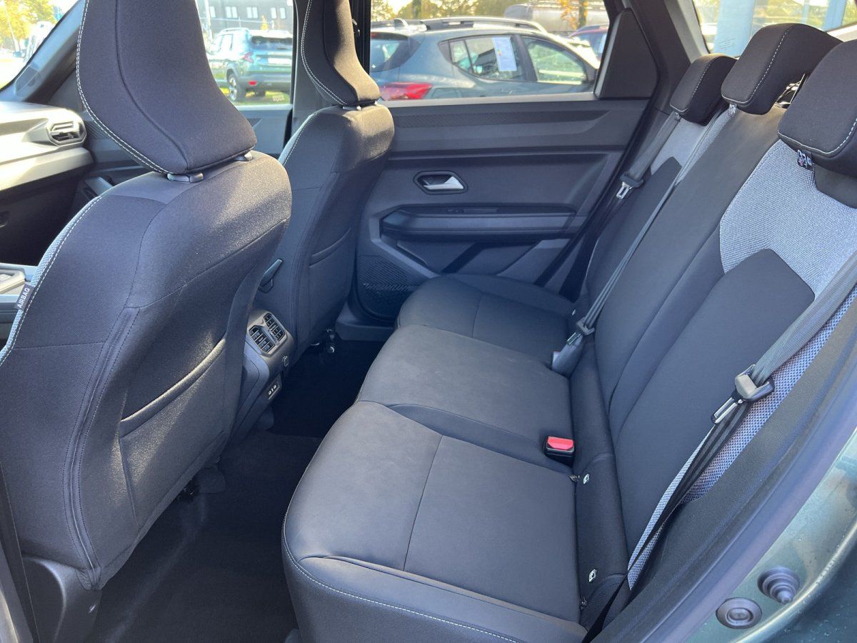 Fahrzeug Innenraum Rücksitzbank schwarz mit Sicherheitsgurten im Autohaus