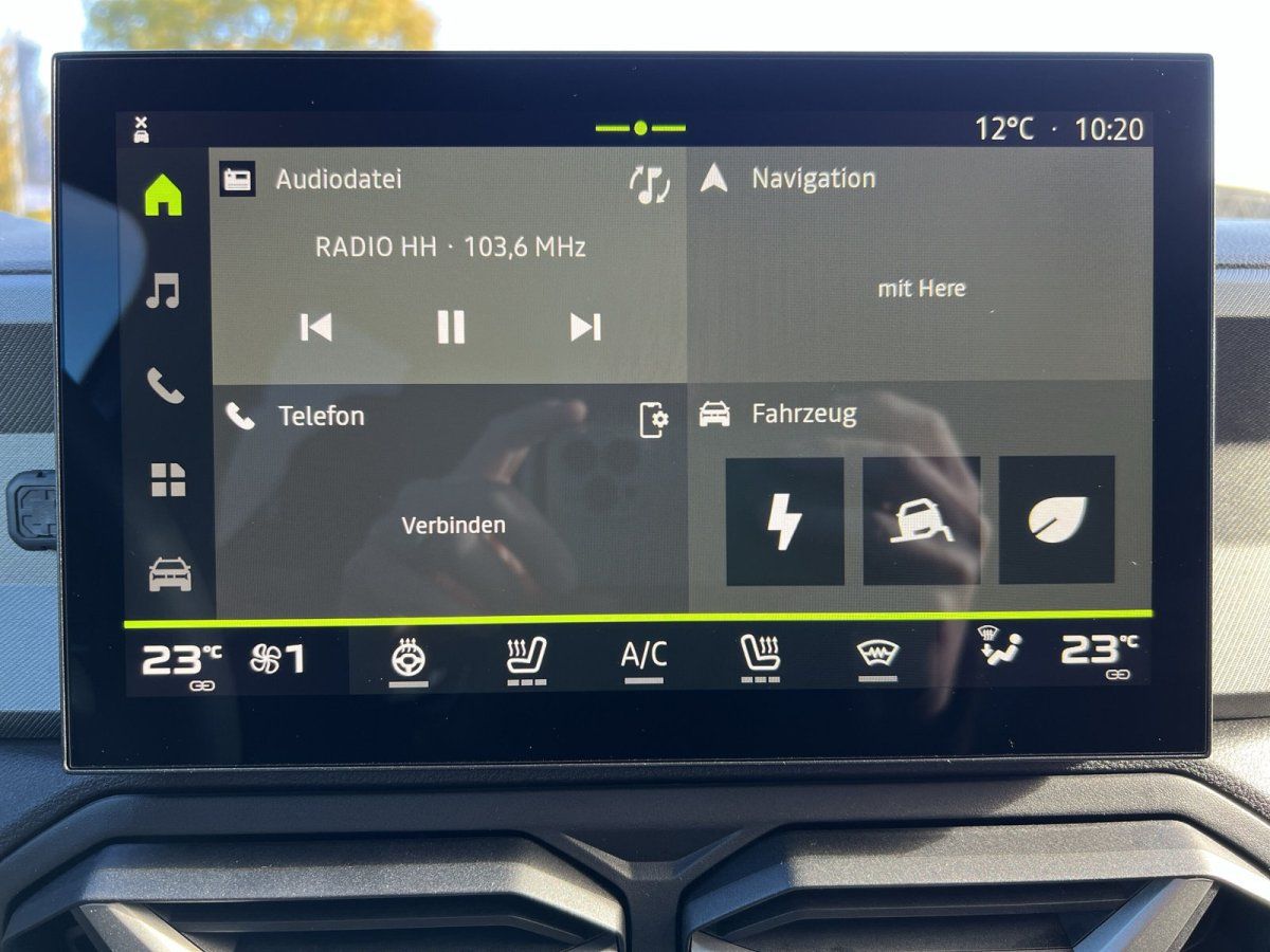 Škoda Infotainment-Display mit Radio, Navigation und Fahrzeugmenü im Autohaus
