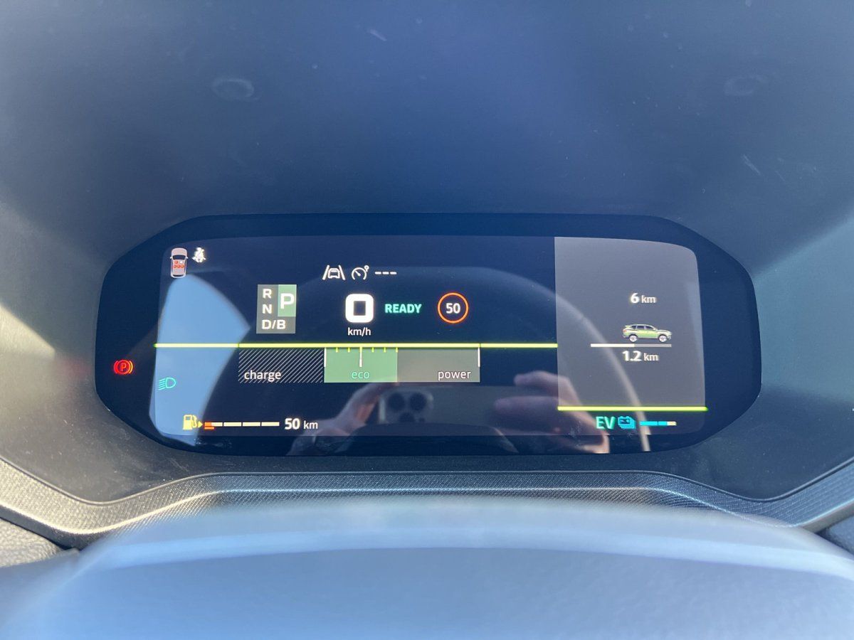 Digitales Kombiinstrument eines Hybrid-SUV mit EV-Anzeige, Reichweite 50 km und READY-Status