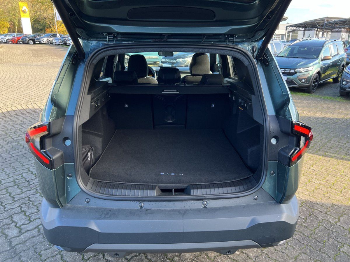Dacia SUV Kofferraum offen im Autohaus – geräumiger Laderaum in Grau
