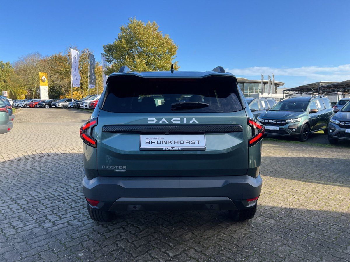 Dacia Bigster SUV in Grün-Blau Heckansicht im Autohaus Brunkhorst Showroom