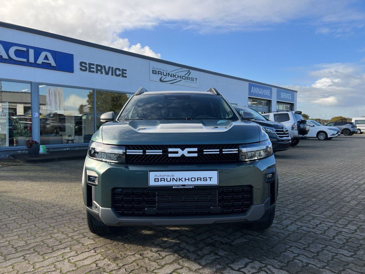 Dacia Duster SUV in Dunkelgrün Frontansicht im Autohaus Brunkhorst Showroom