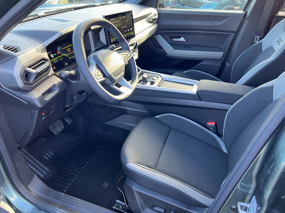 Fahrzeug Innenraum mit modernem Cockpit, Ledersitze und digitalem Display in grauem Design