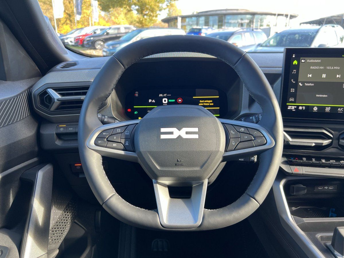 Dacia Innenraum mit Lenkrad, digitalem Cockpit und Touchscreen-Infotainmentsystem
