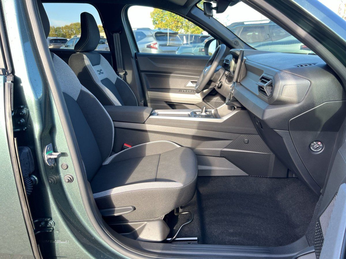 Innenraum eines modernen SUV mit schwarzen Stofssitzen und Cockpit in einem Autohaus