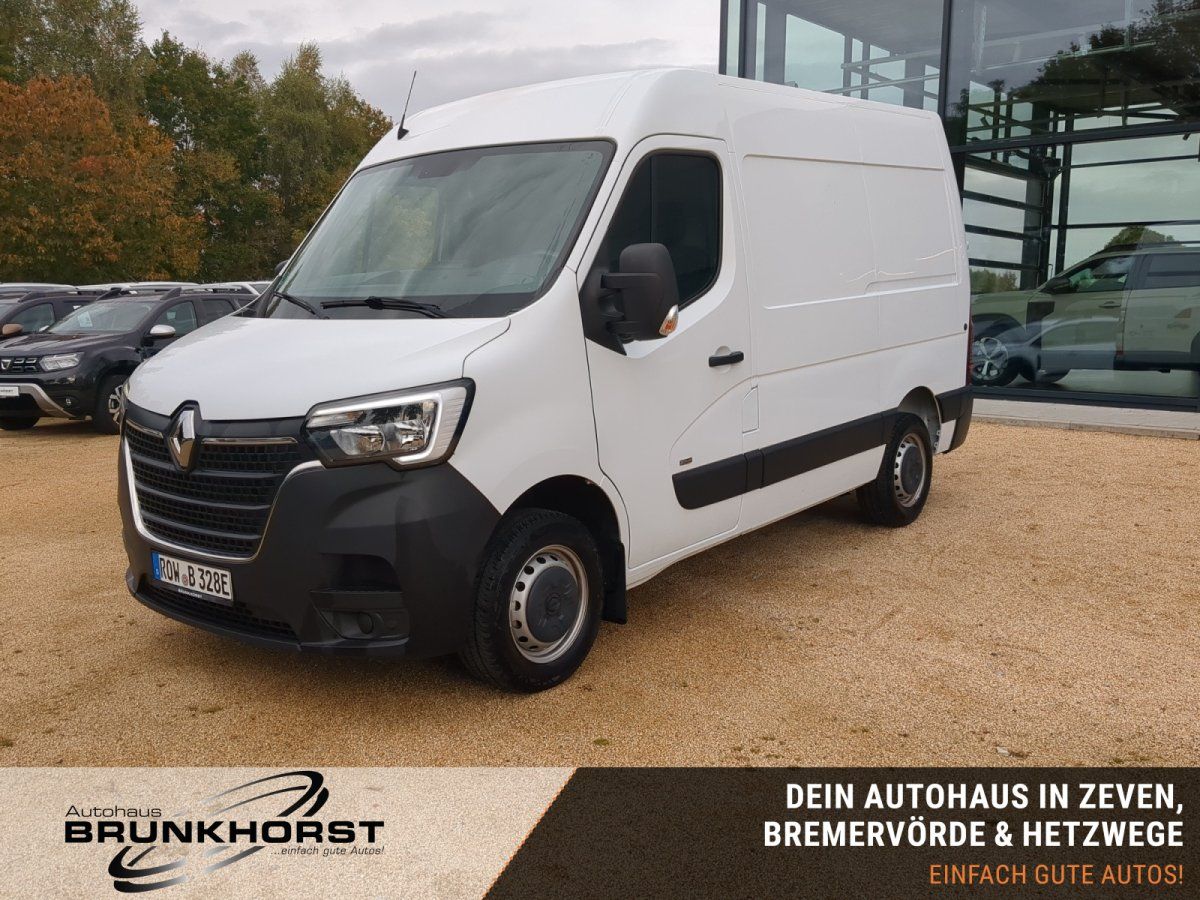 Renault Master E-Tech Electric weißer Kastenwagen Hochdach im Autohaus Showroom