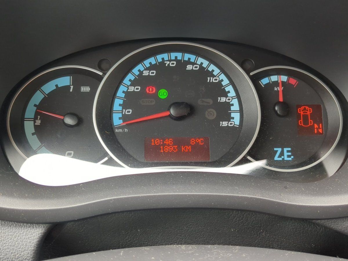 Fahrzeug-Innenraum mit Armaturenbrett und Tachometer in einem Autohaus