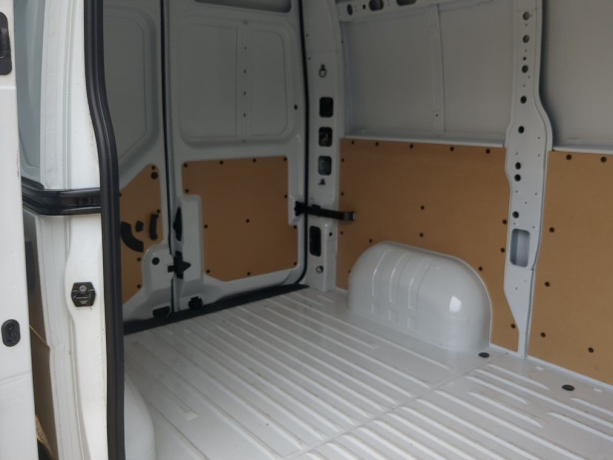 Laderaum eines weißen Transporter-Vans mit Holzverkleidung in einem Autohaus