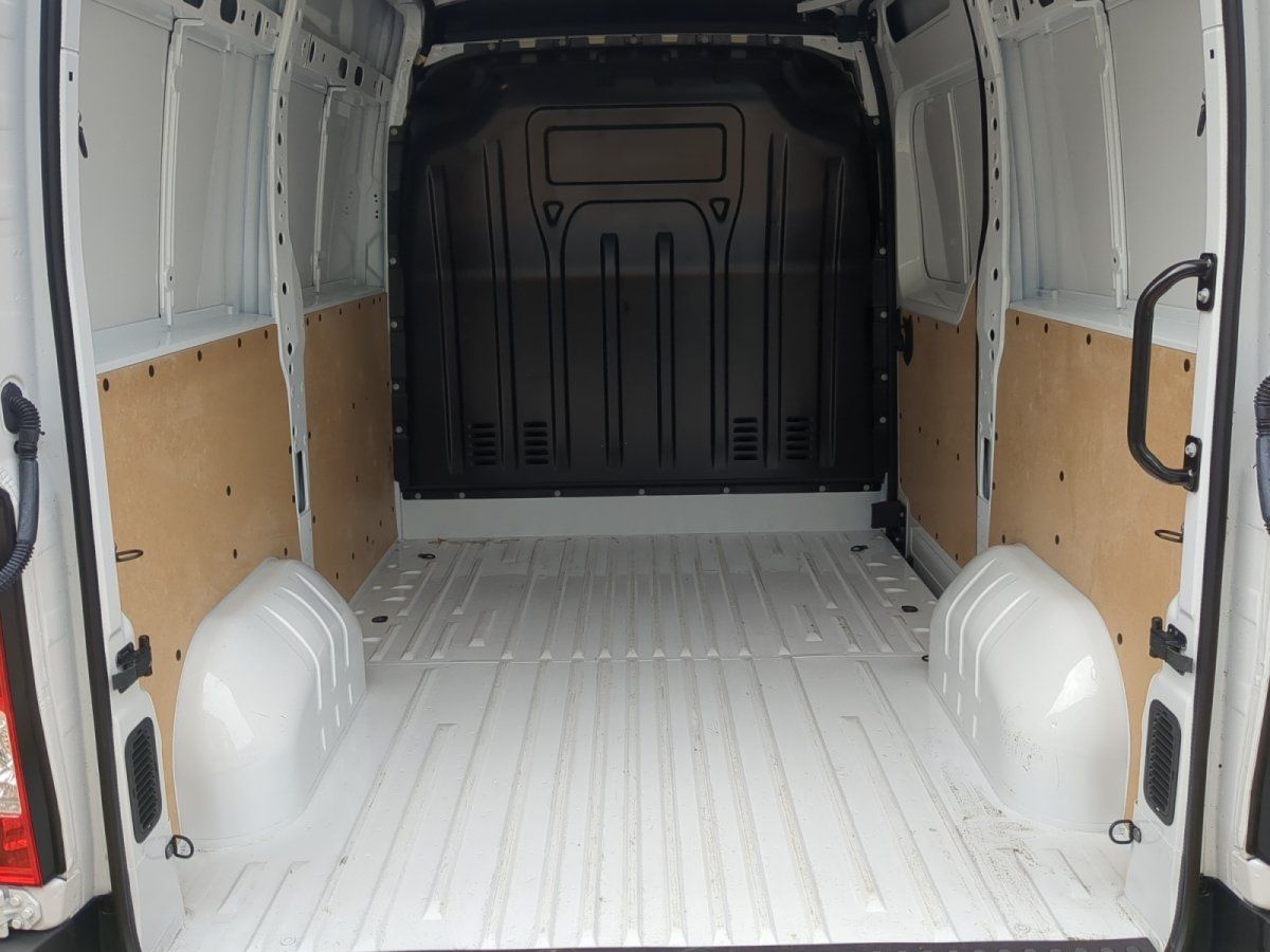 Laderaum eines weißen Kastenwagens mit Holzverkleidung in einem Autohaus