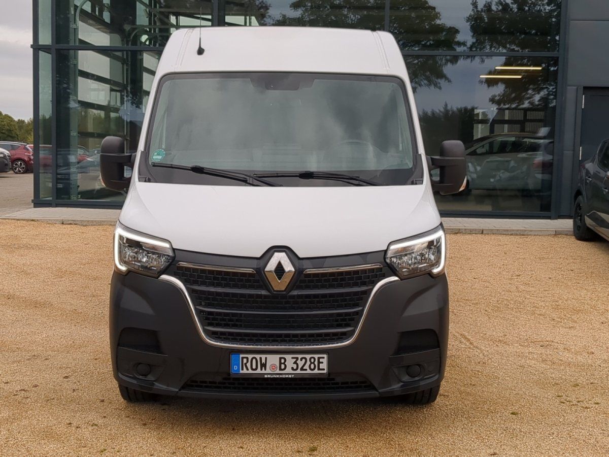 Renault Master E-Tech Electric Kastenwagen weiß Frontansicht im Autohaus