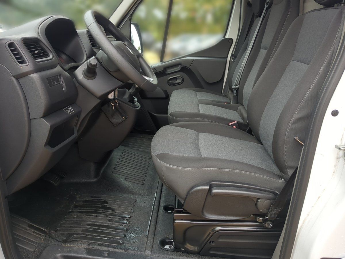 Fahrzeuginnenraum mit grauen Stoffsitzen, Lenkrad und Schaltung – Transporter Cockpit