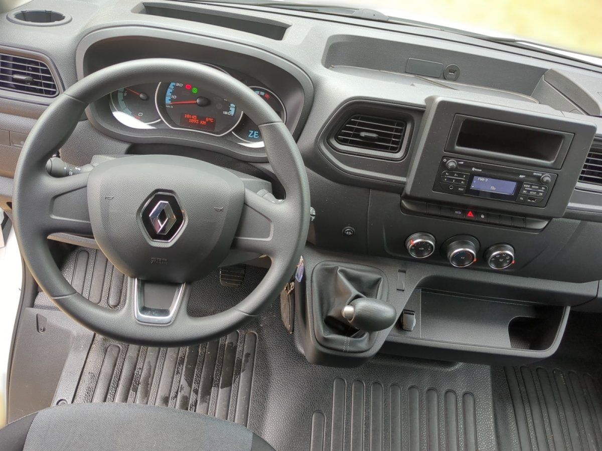 Renault Master Innenraum mit Lenkrad, Armaturenbrett und Schaltgetriebe