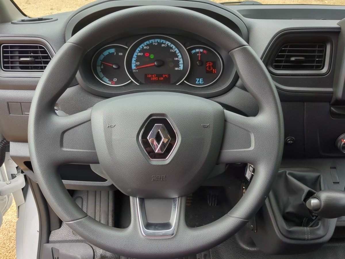 Renault Master Innenraum mit Lenkrad, Armaturenbrett und Schaltgetriebe im Autohaus