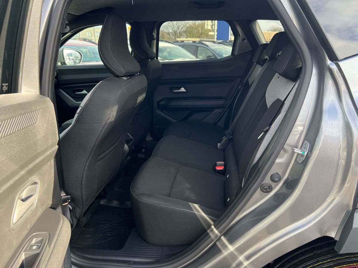 Fahrzeug Innenraum Rücksitzbank schwarz – sauberer Zustand, Blick von geöffneter Tür