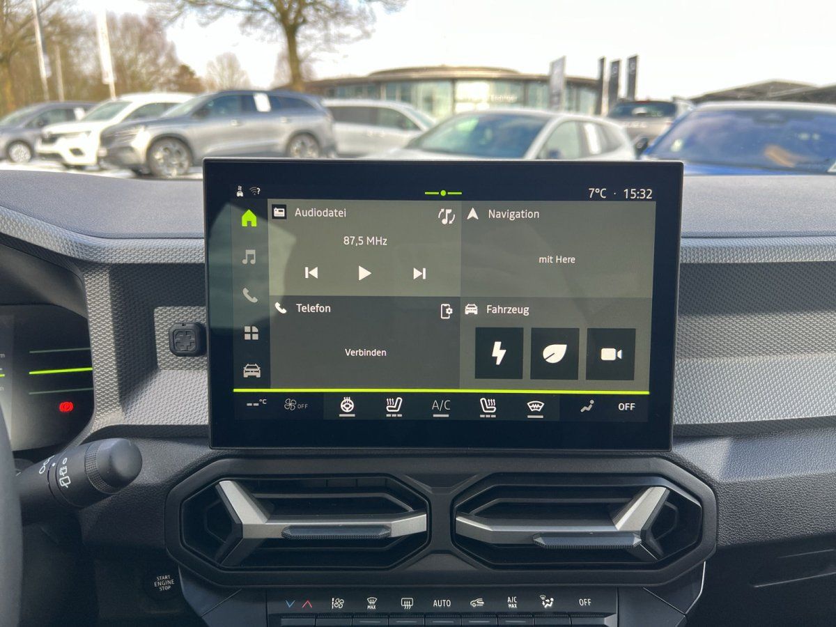 Fahrzeug-Infotainment-Display mit Audiodatei, Navigation und Fahrzeugmenü im Autohaus