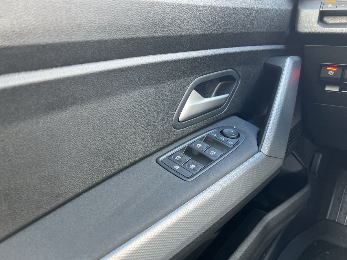 Fahrzeugtür Innenraum mit Fensterheber-Schaltern und Türgriff