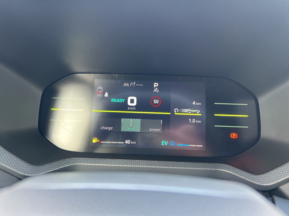 Digitales Cockpit Innenraum eines Hybrid-Fahrzeugs im Autohaus mit READY-Anzeige und EV-Modus
