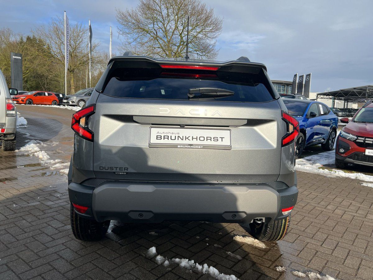 Dacia Duster SUV Heckansicht in Grau im Autohaus Brunkhorst Showroom