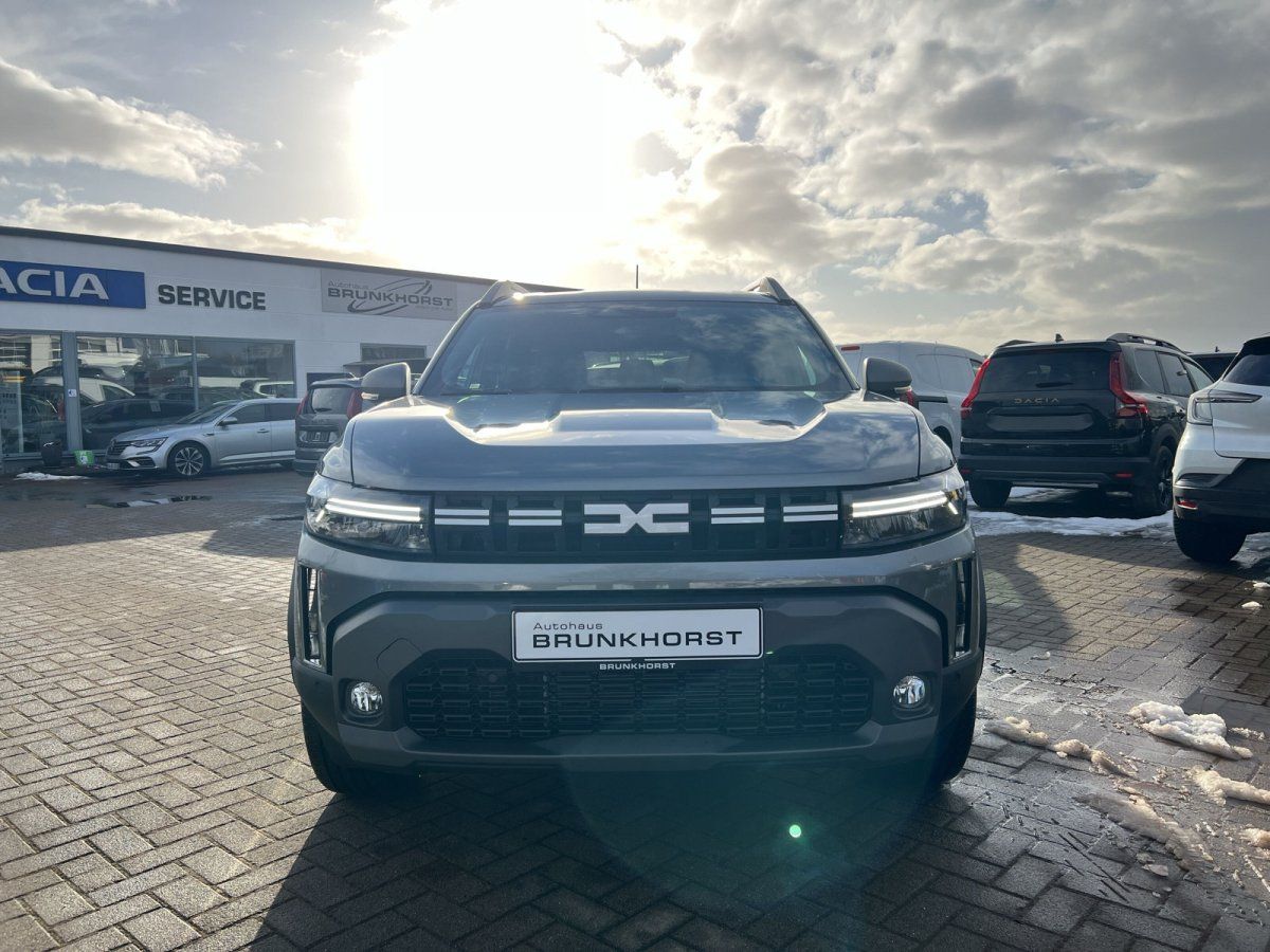 Dacia Duster SUV grau Frontansicht im Autohaus Brunkhorst Showroom
