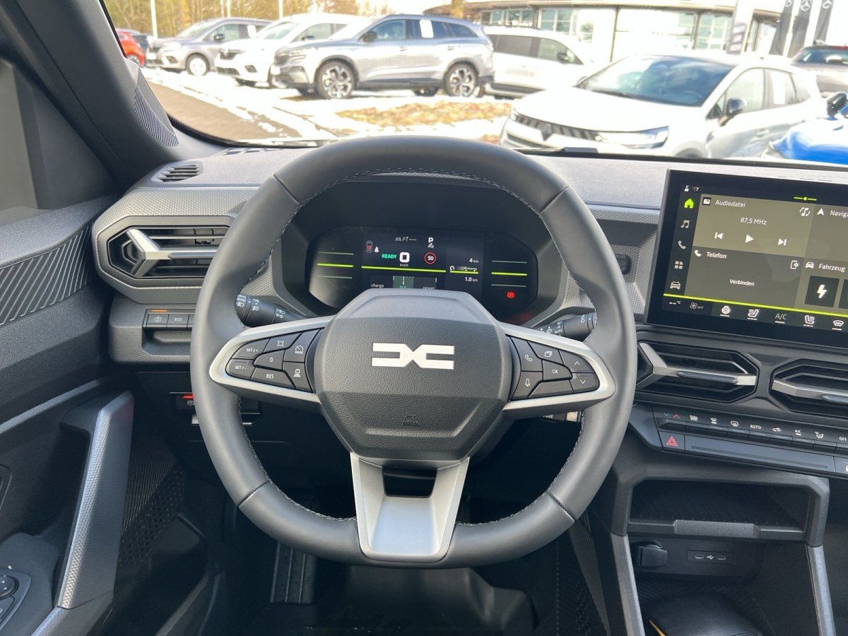 Dacia Innenraum mit Lenkrad und digitalem Cockpit im Autohaus