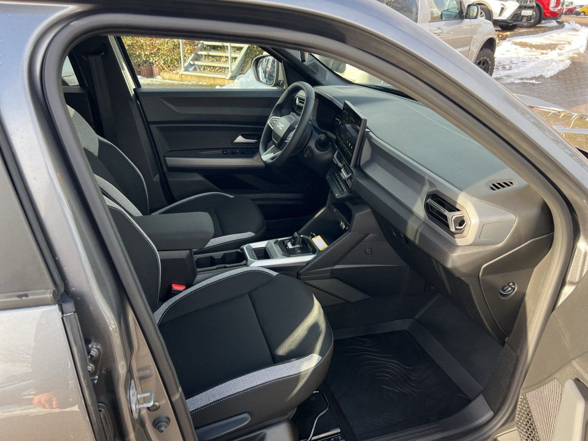 Fahrzeug Innenraum mit schwarzen Stofssitzen, Touchscreen und modernem Cockpit