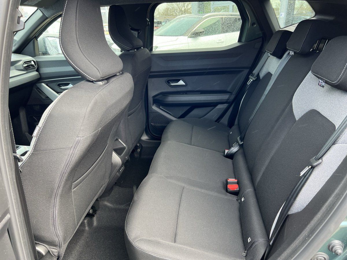 Fahrzeug Rücksitze mit grauen Stoffbezügen und Sicherheitsgurten