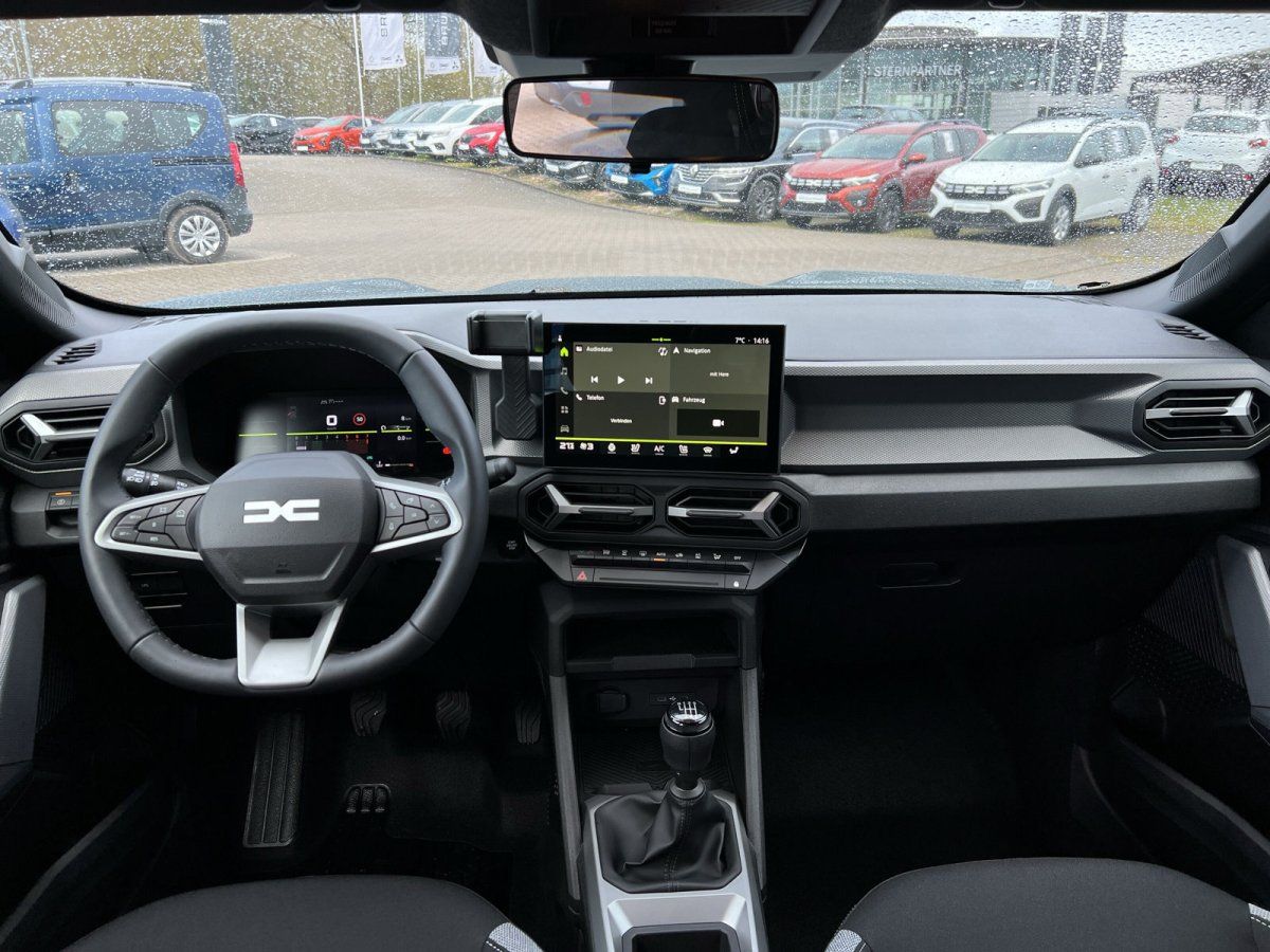 Fahrzeug Innenraum mit Lenkrad, Display und Schaltgetriebe im Autohaus