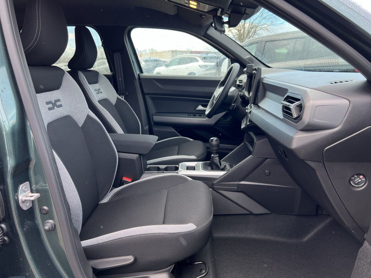 Fahrzeug Innenraum mit Sportsitzen und Schaltgetriebe