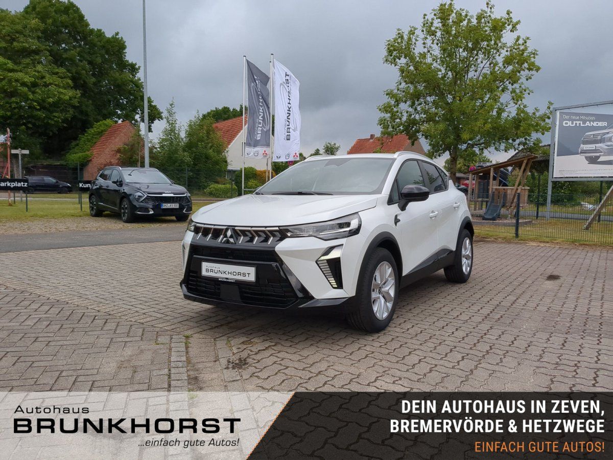 Mitsubishi ASX SUV in Weiß im Autohaus-Showroom – Frontansicht