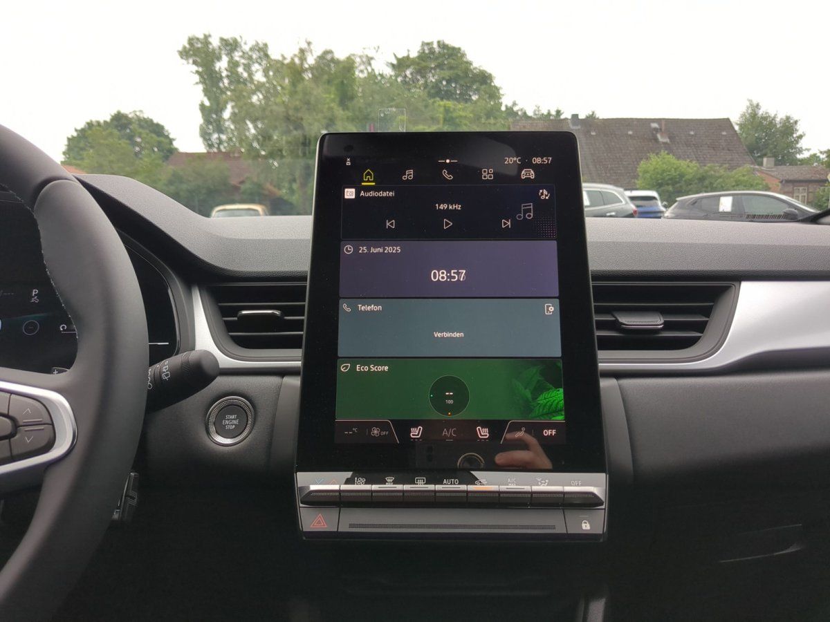 Renault Innenraum mit großem Touchscreen-Display im Autohaus