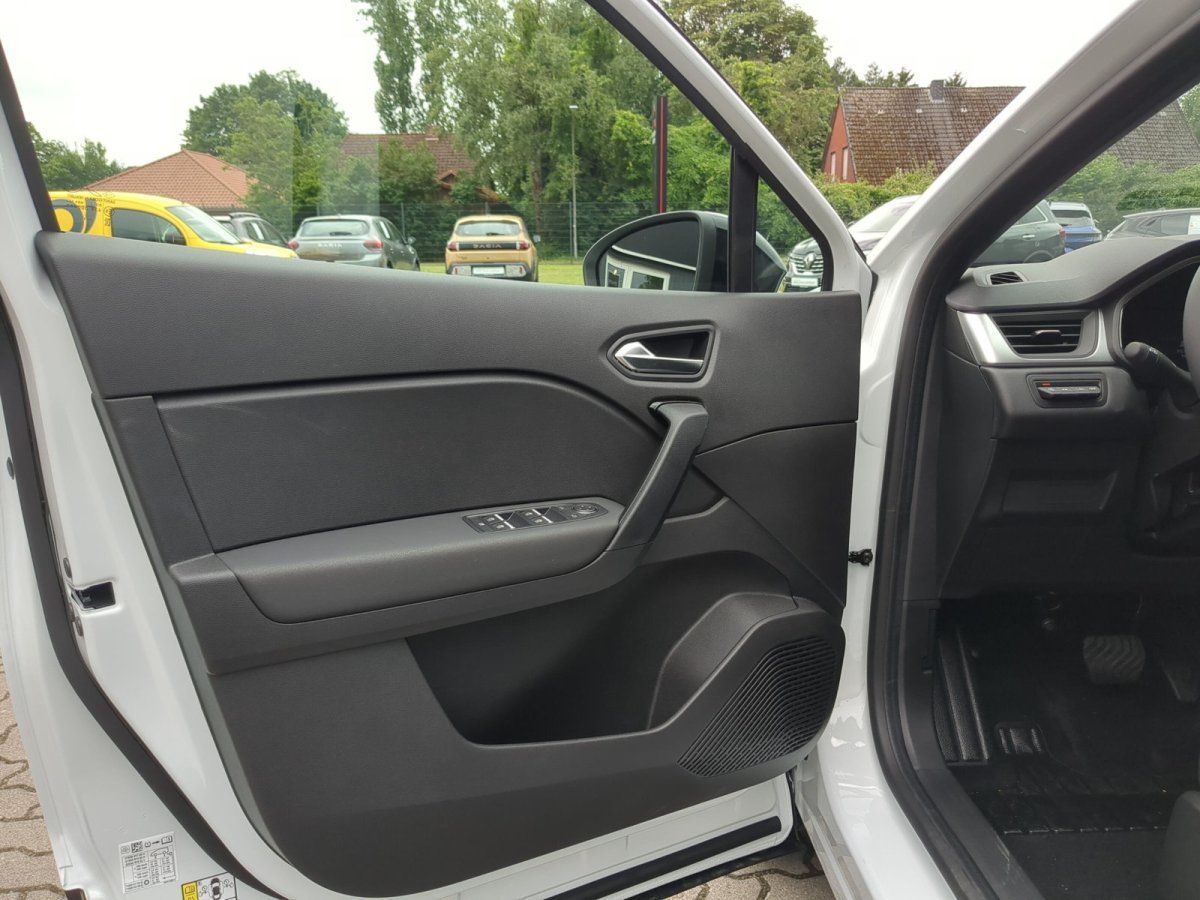 Fahrzeuginnenraum Fahrertür mit grauem Türverkleidung, Fensterheber und Lautsprecher im Autohaus